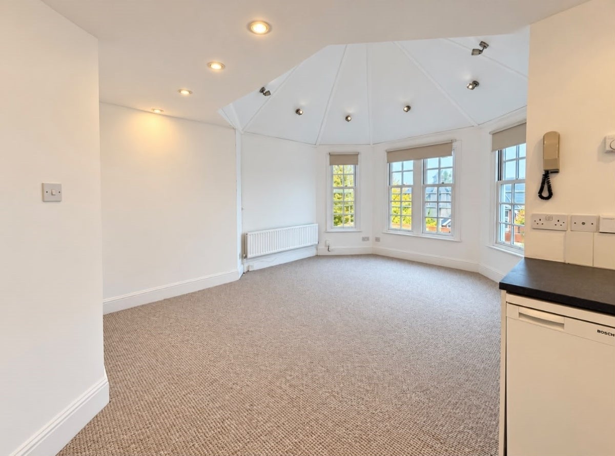 Flat Madeley Road in Greater London