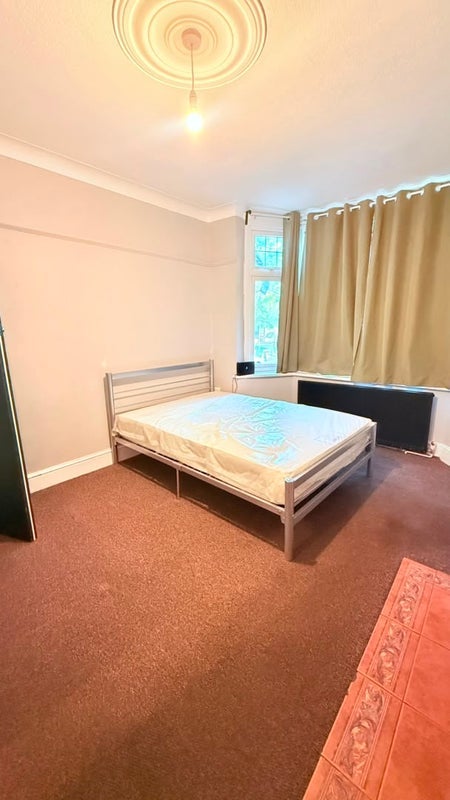 Room Woodstock Road in Greater London
