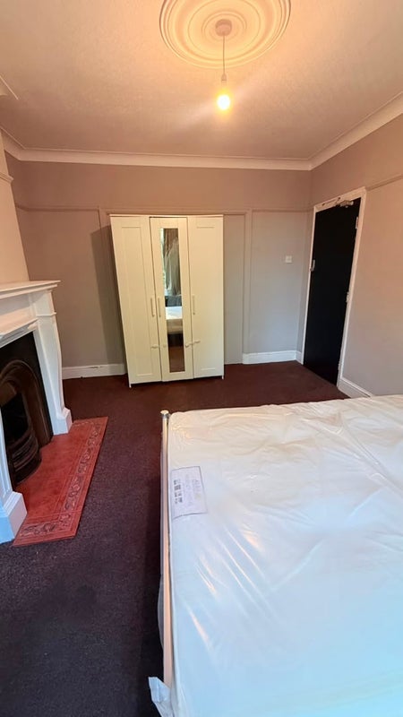 Room Woodstock Road in Greater London