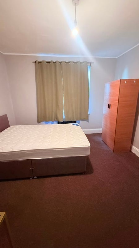 Room Woodstock Road in Greater London