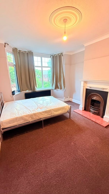 Room Woodstock Road in Greater London