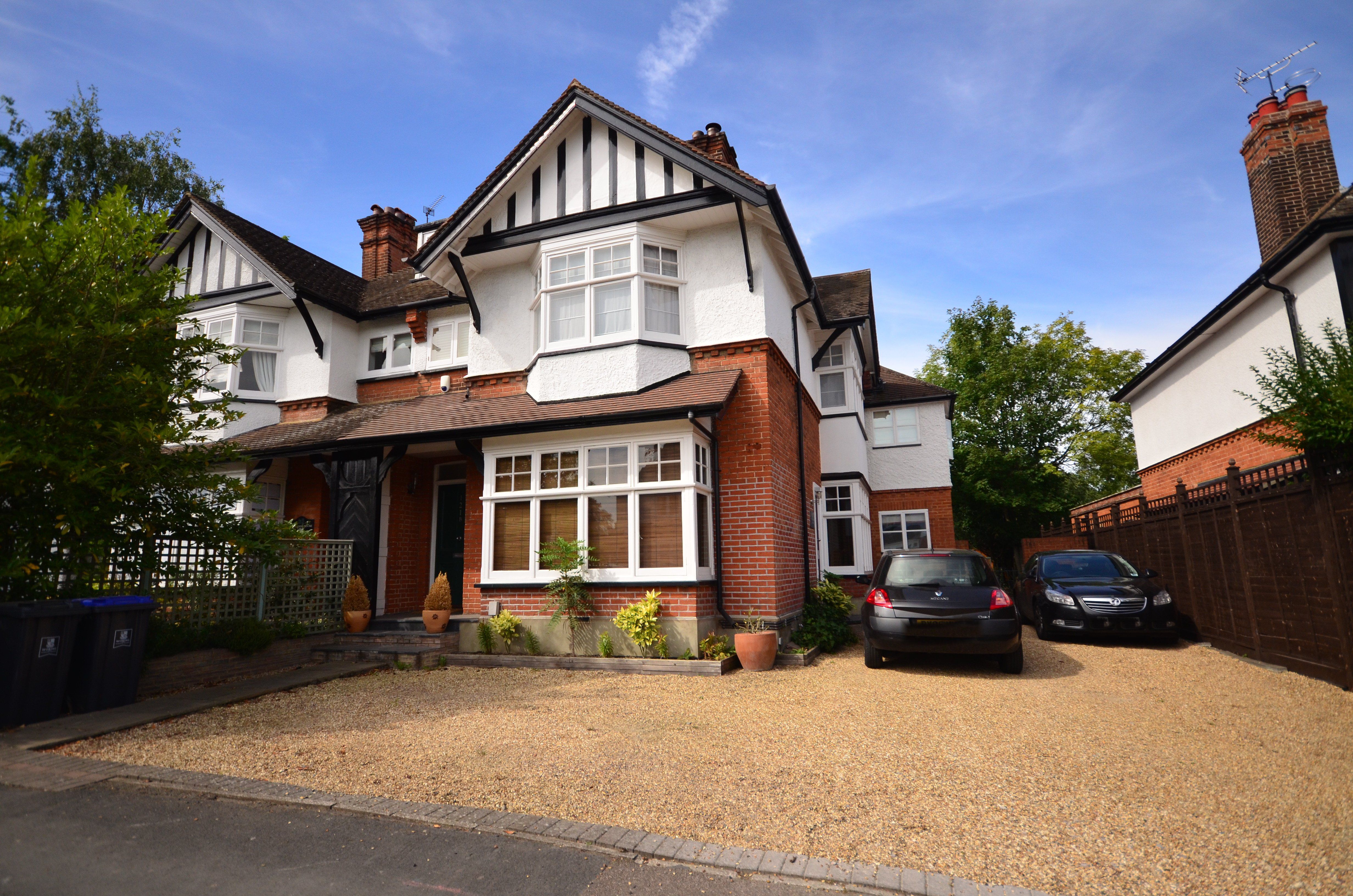 Flat York Road in Woking
