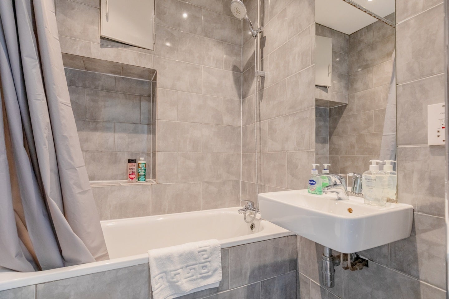 Flat Clonbrock Road in Greater London