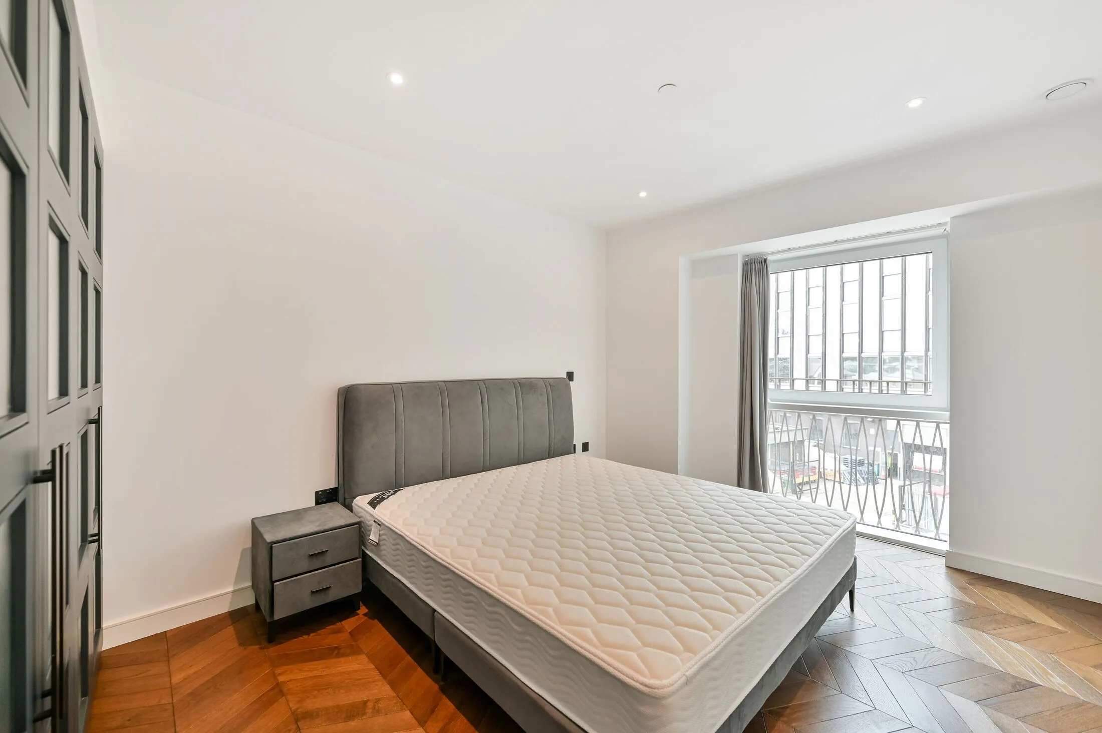Flat Wheatfield Way in Greater London