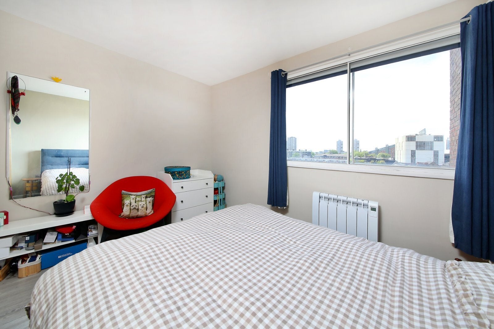 Flat Parkgate Road in Greater London