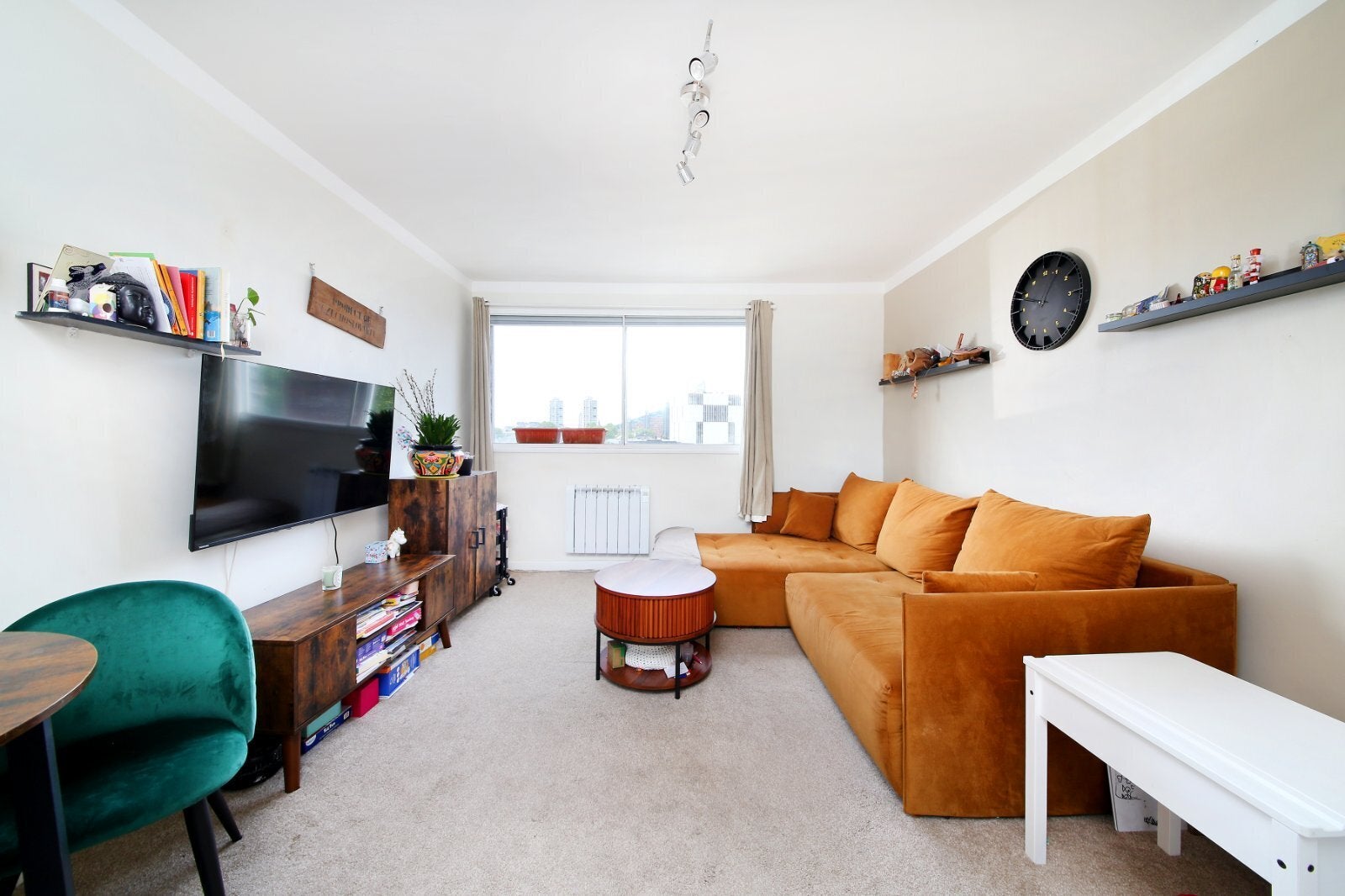 Flat Parkgate Road in Greater London