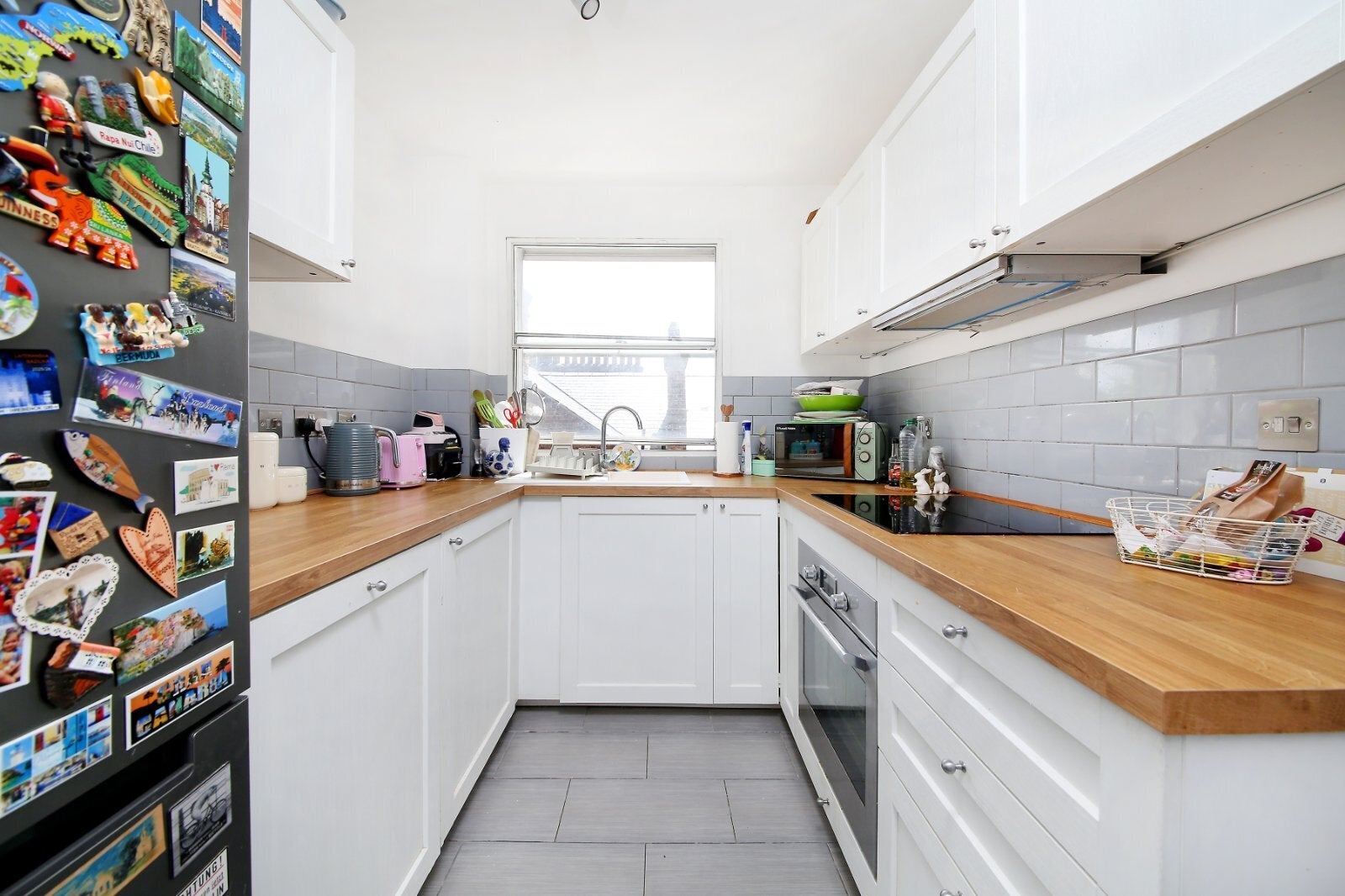 Flat Parkgate Road in Greater London