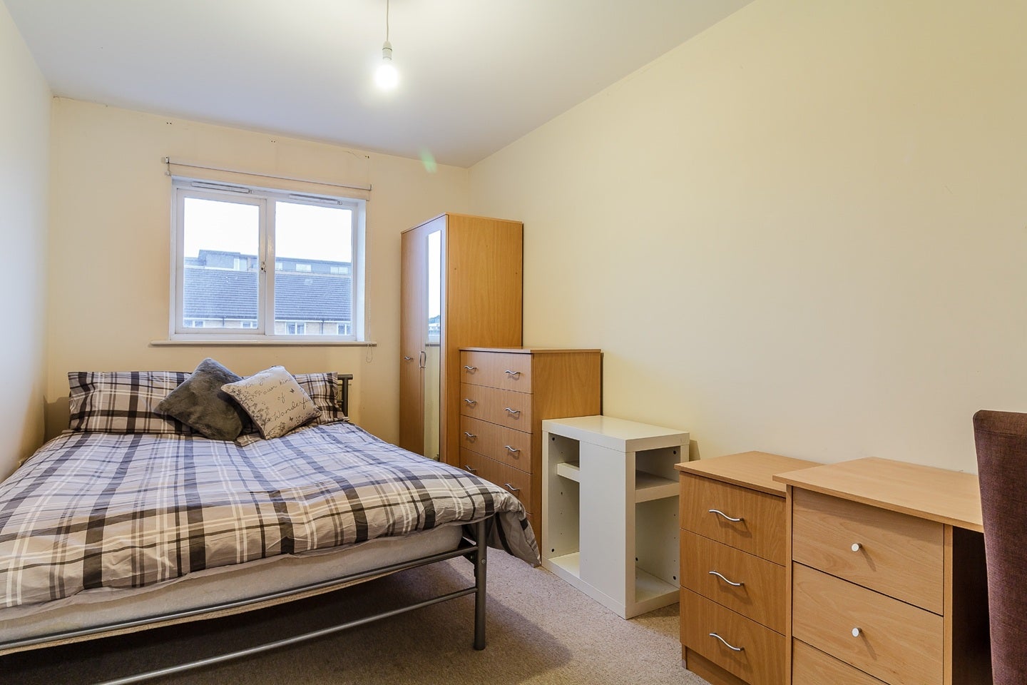 Room Hemsley Road in Three Rivers