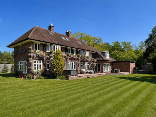 House Fairmile Lane in Elmbridge
