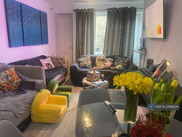 Room Rainsborough Avenue in Greater London