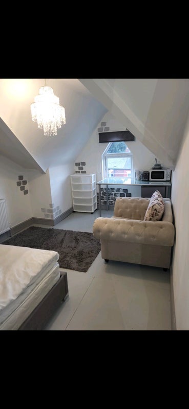 Room Back Hamilton Avenue in Leeds