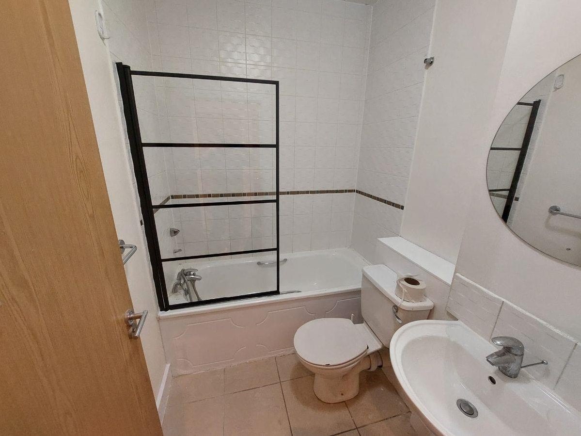 Flat Ballards Lane in Greater London