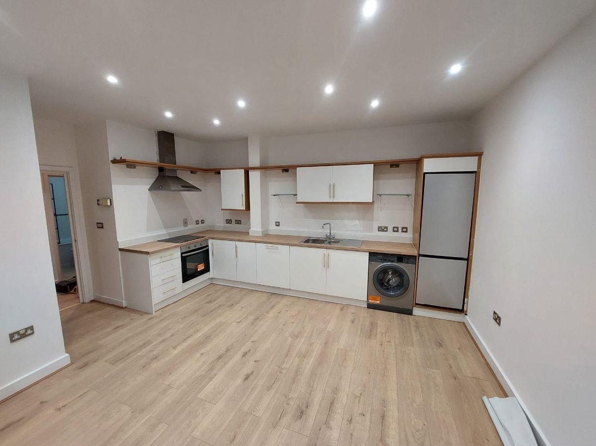 Flat Ballards Lane in Greater London