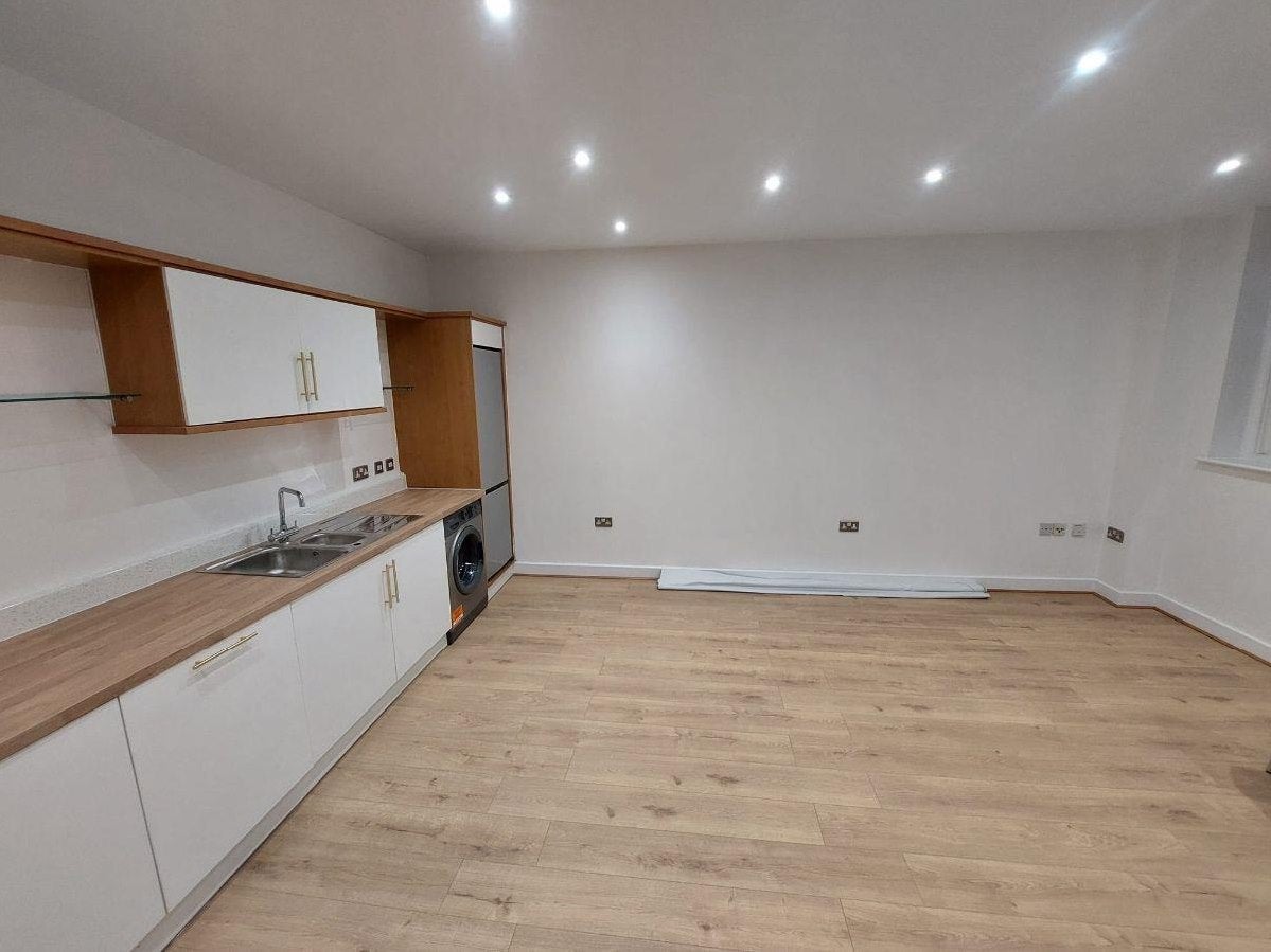 Flat Ballards Lane in Greater London