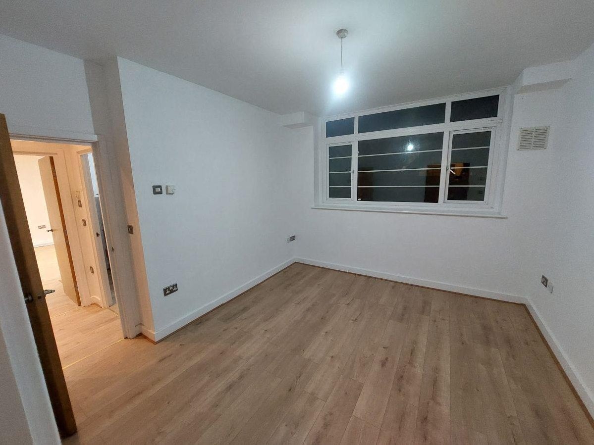 Flat Ballards Lane in Greater London