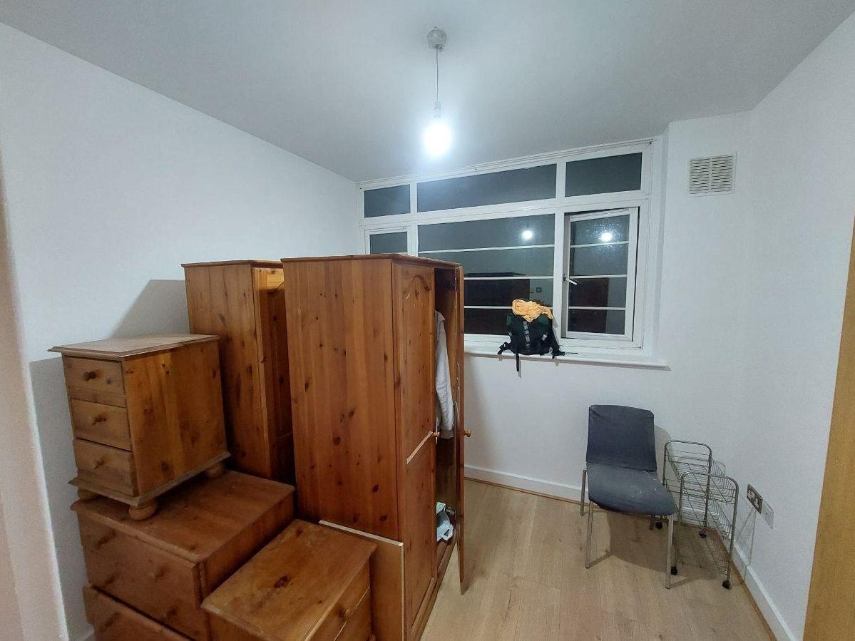Flat Ballards Lane in Greater London