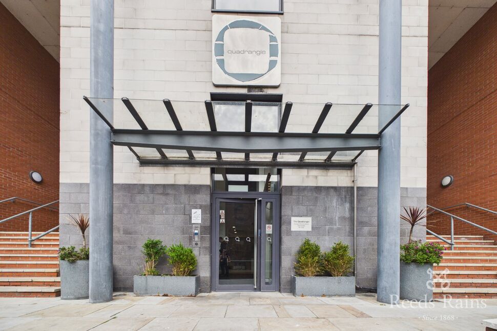 Flat Lower Ormond Street in Manchester