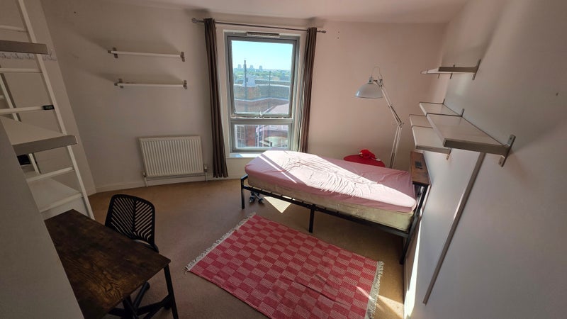 Room Glasshouse Fields in Greater London