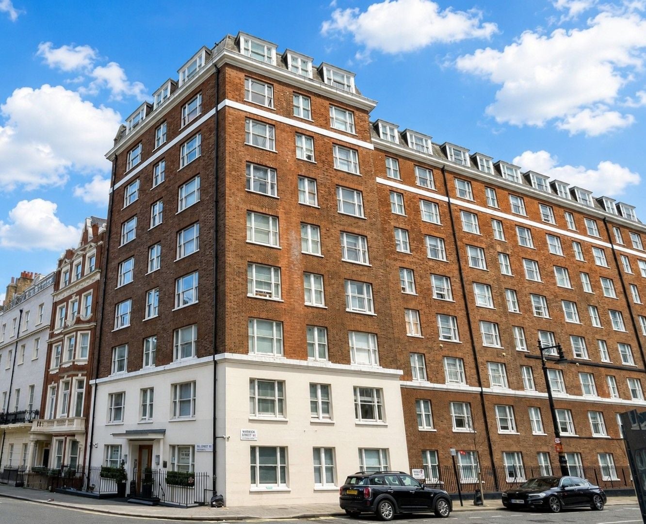 Flat Hill Street in City of Westminster