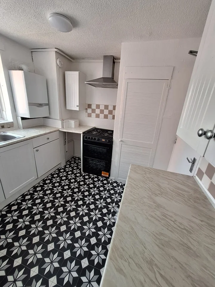 Flat Couchmore Avenue in Greater London
