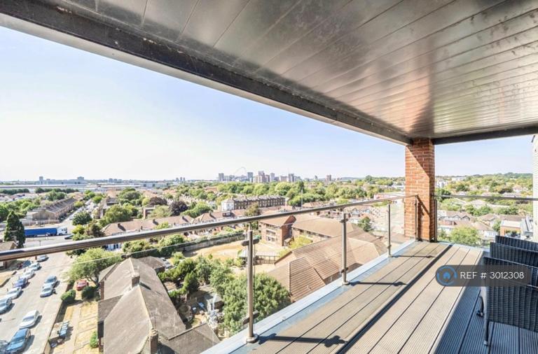 Flat Arran Court in Greater London