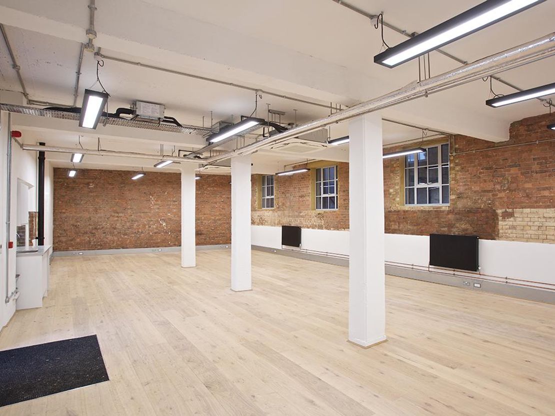 Room Manchester Road in Greater London
