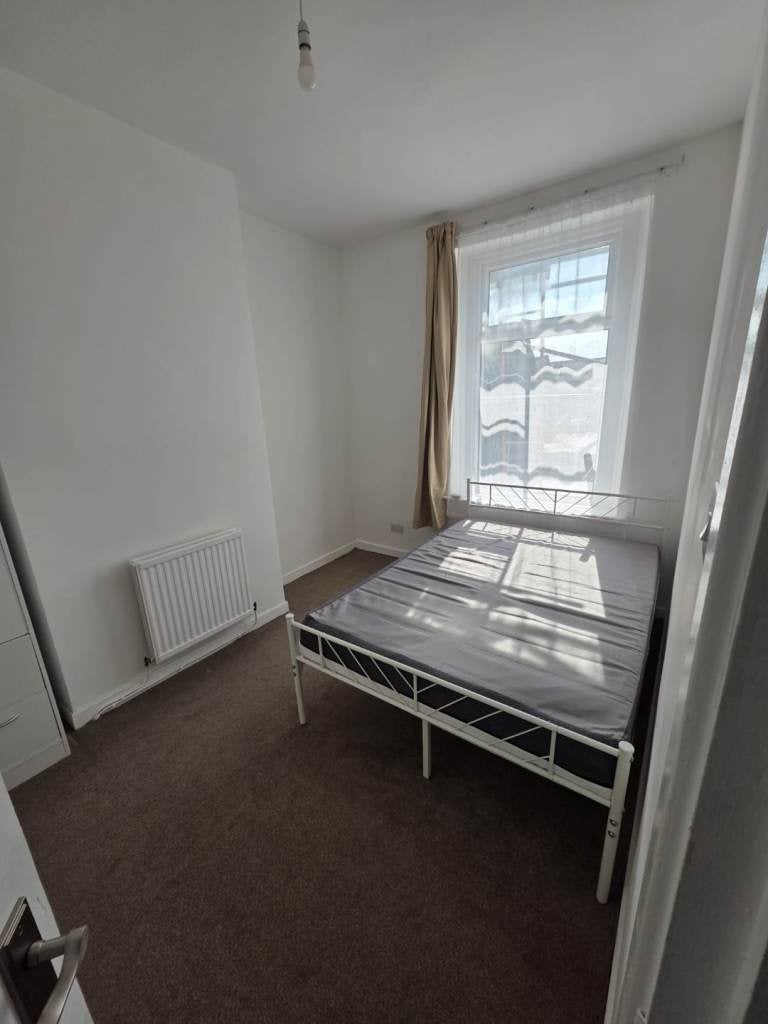 Flat Stacey Road in Cardiff