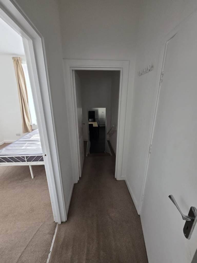 Flat Stacey Road in Cardiff