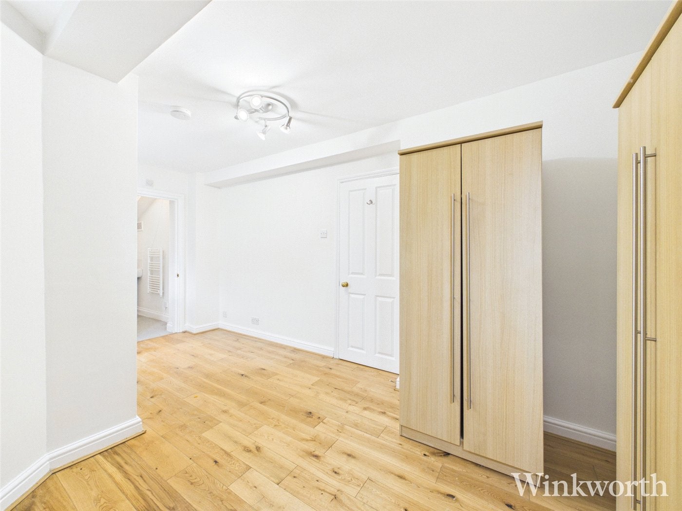 Flat Acacia Road in Greater London
