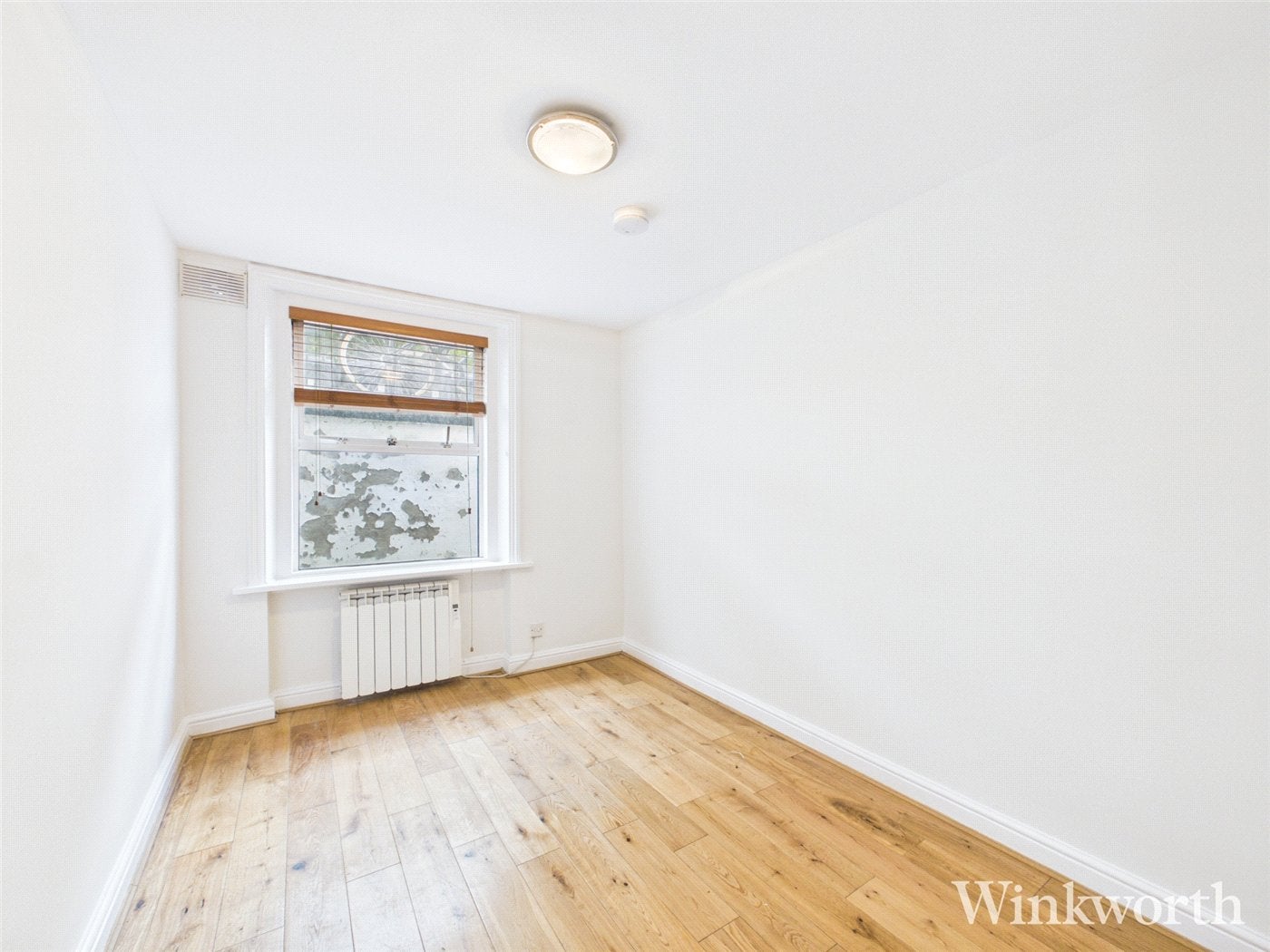 Flat Acacia Road in Greater London