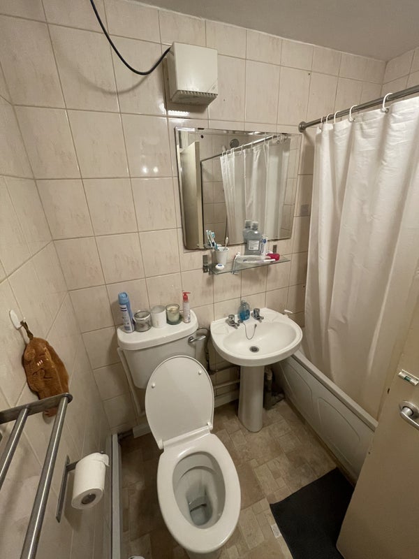 Room Oakshott Court in Greater London
