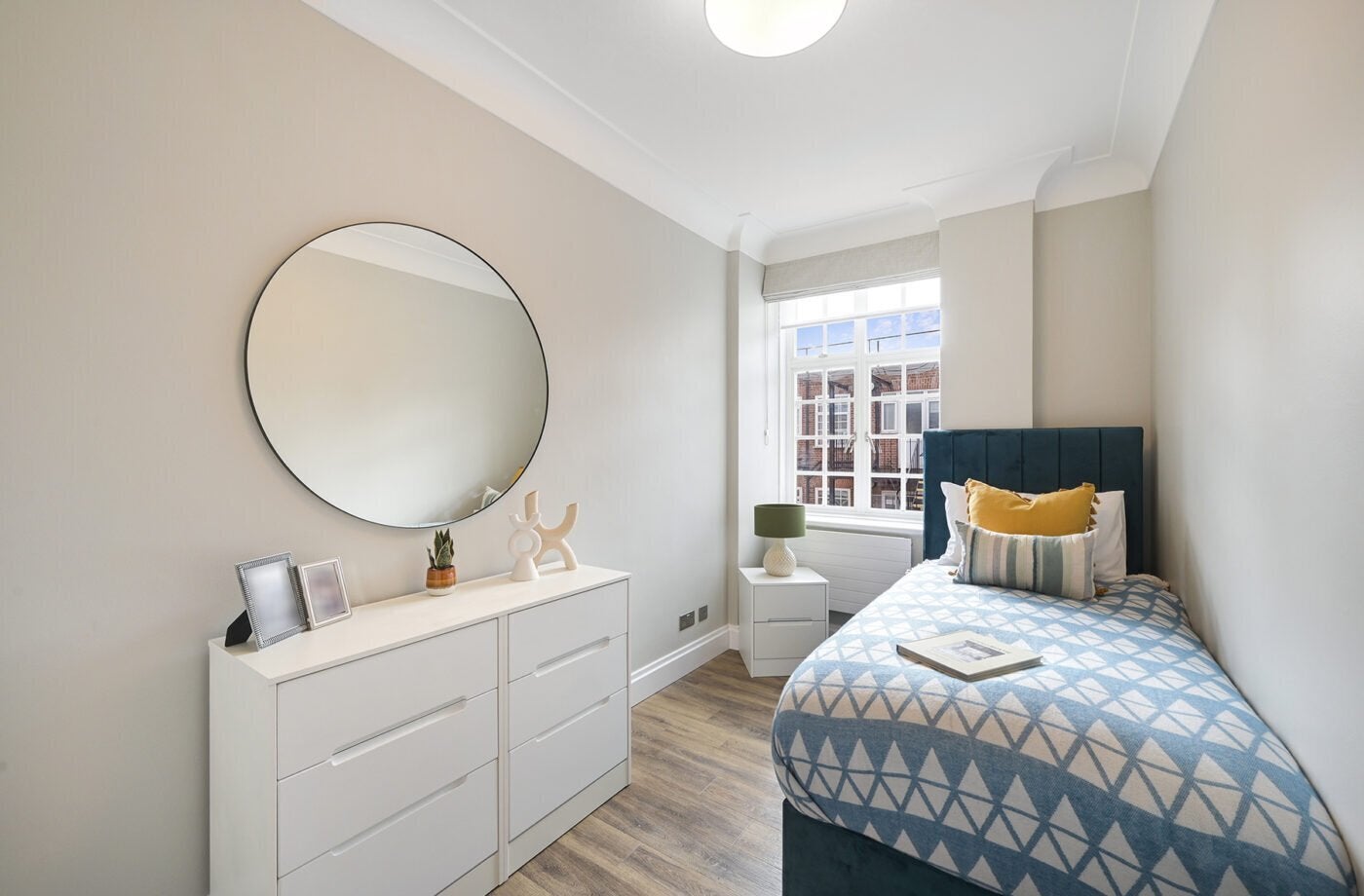 Flat Phillimore Walk in Greater London