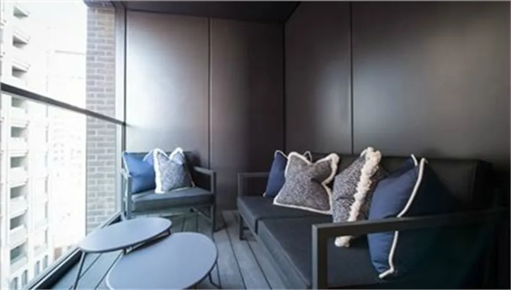 Flat Ponton Road in Greater London