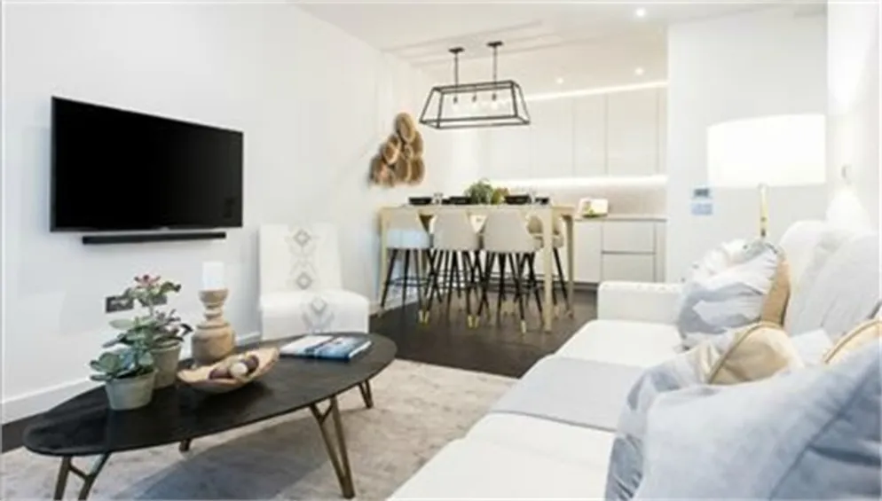 Flat Ponton Road in Greater London