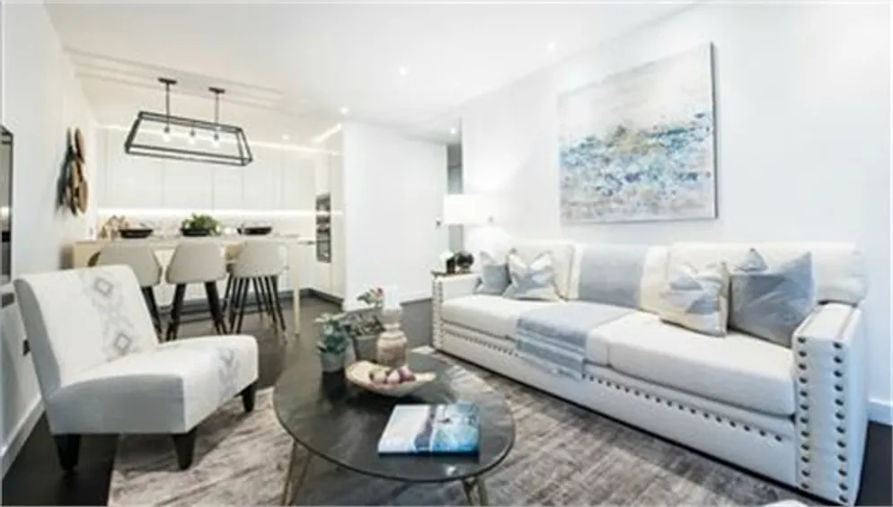 Flat Ponton Road in Greater London
