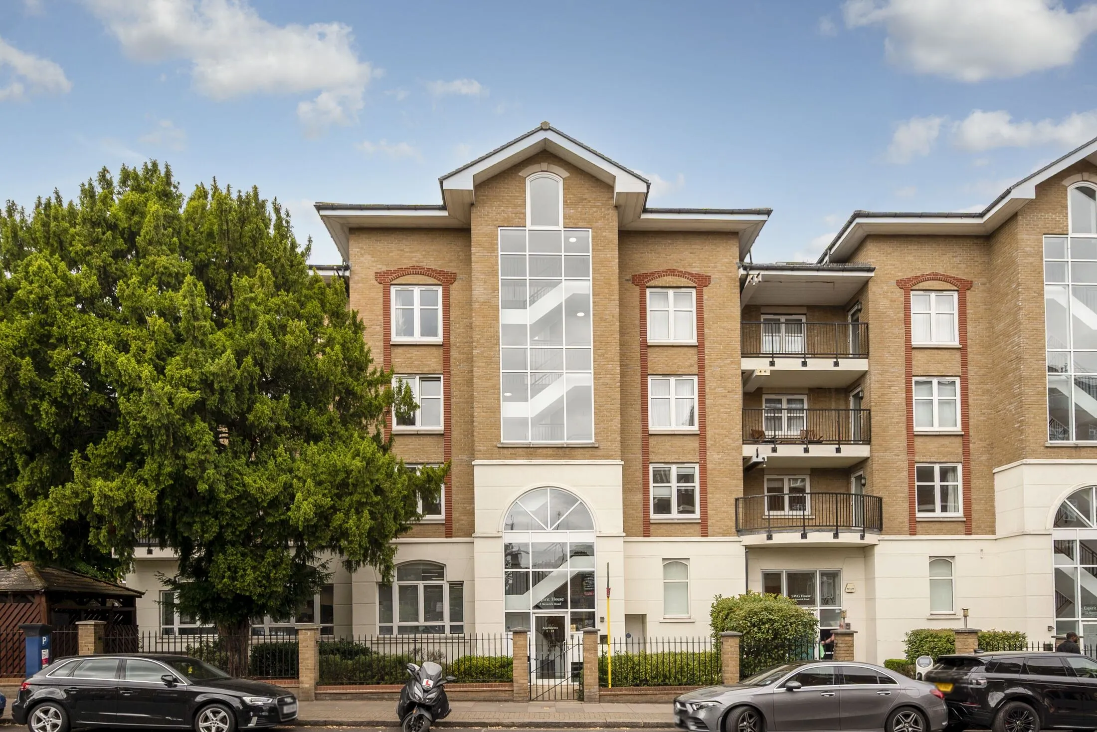 Flat Keswick Road in Greater London