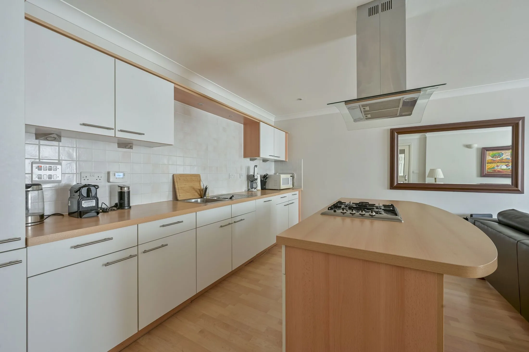 Flat Keswick Road in Greater London