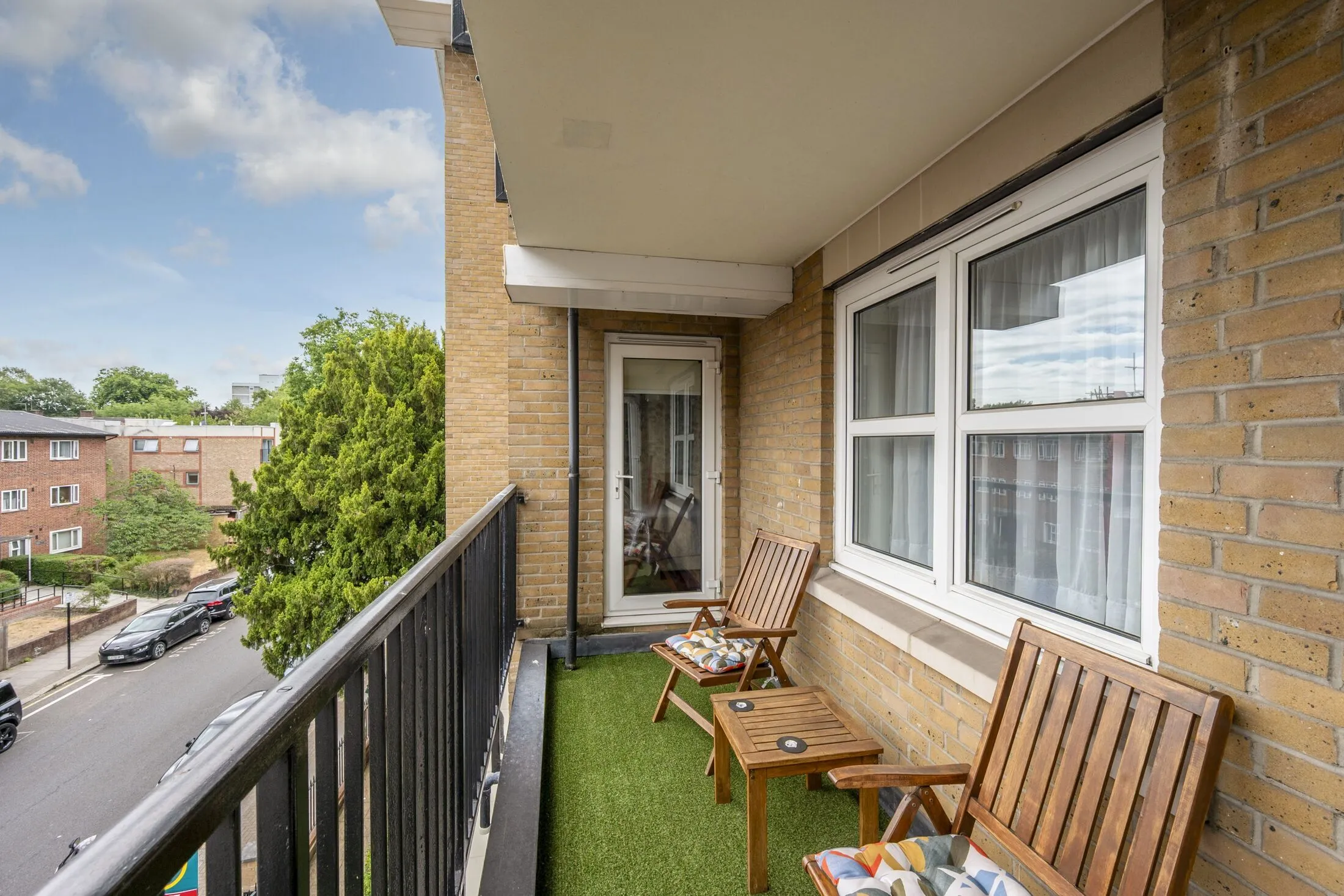 Flat Keswick Road in Greater London