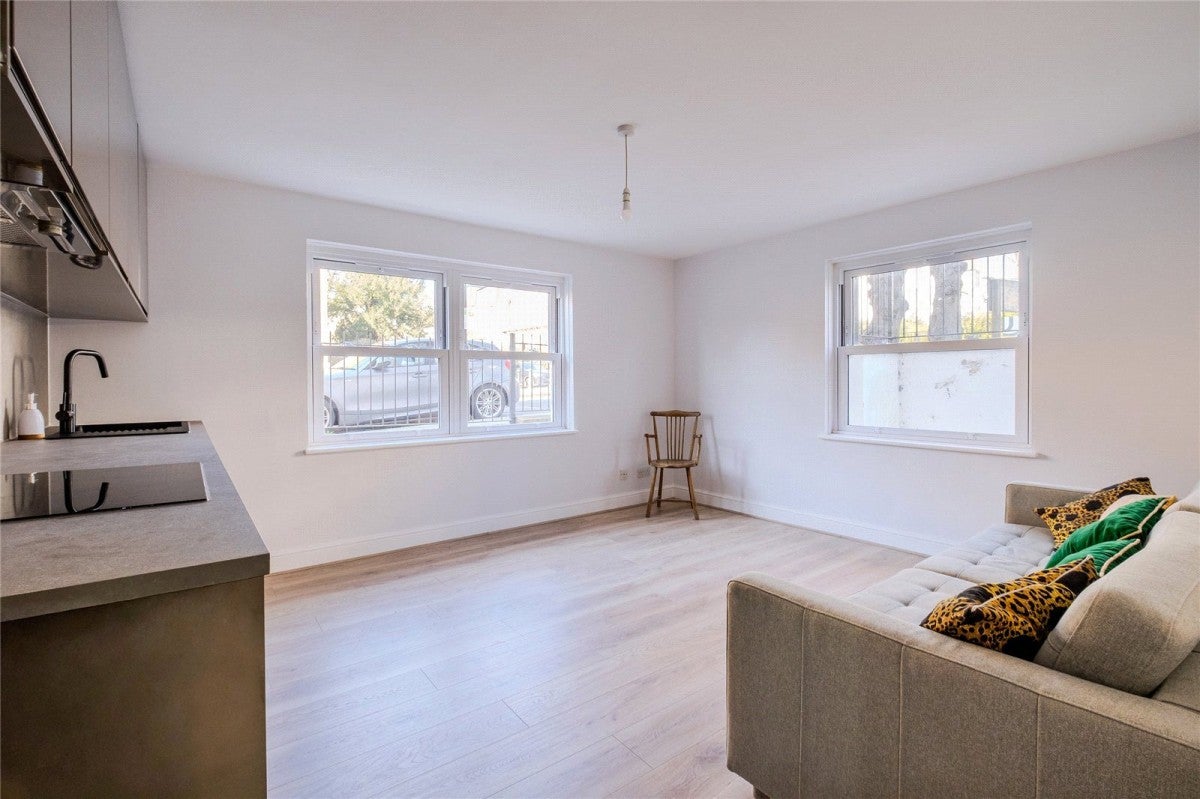 Flat Leigham Avenue in Greater London