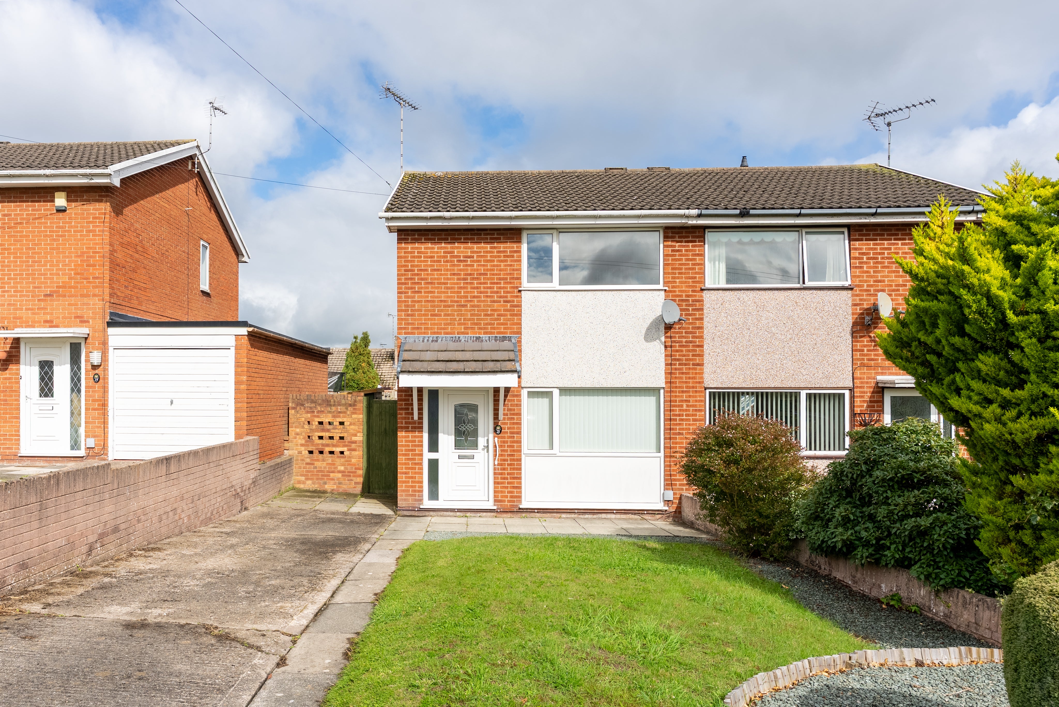 House Berwyn Close in Buckley