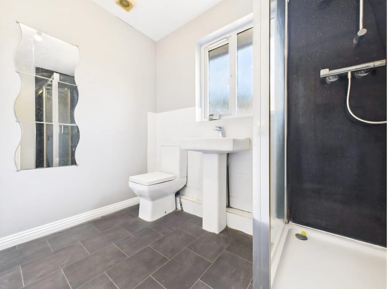 Room Beck Close in Bristol