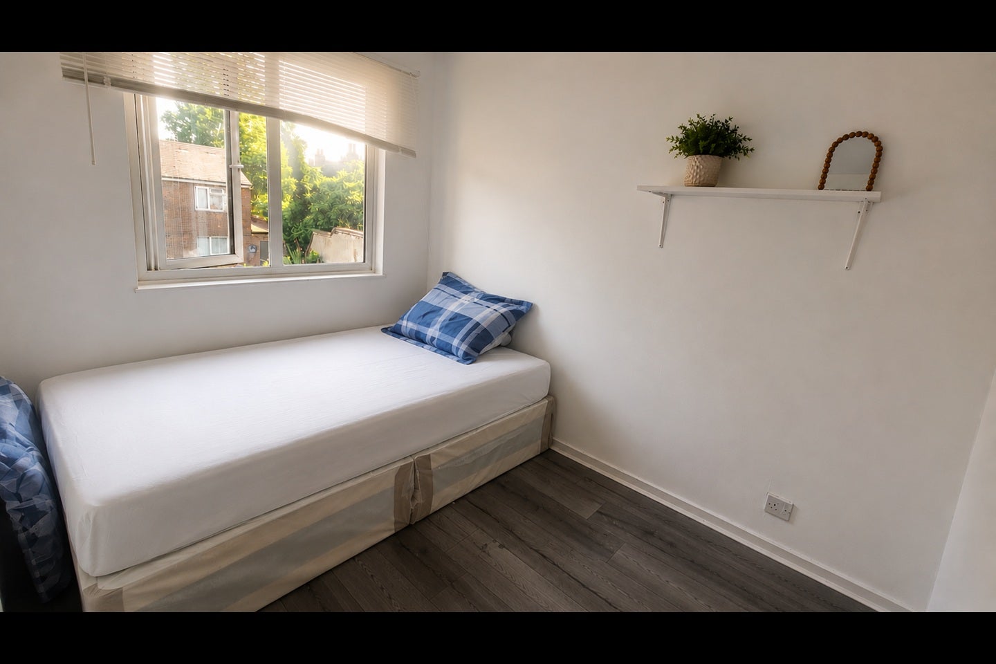 Flat Briggeford Close in Greater London