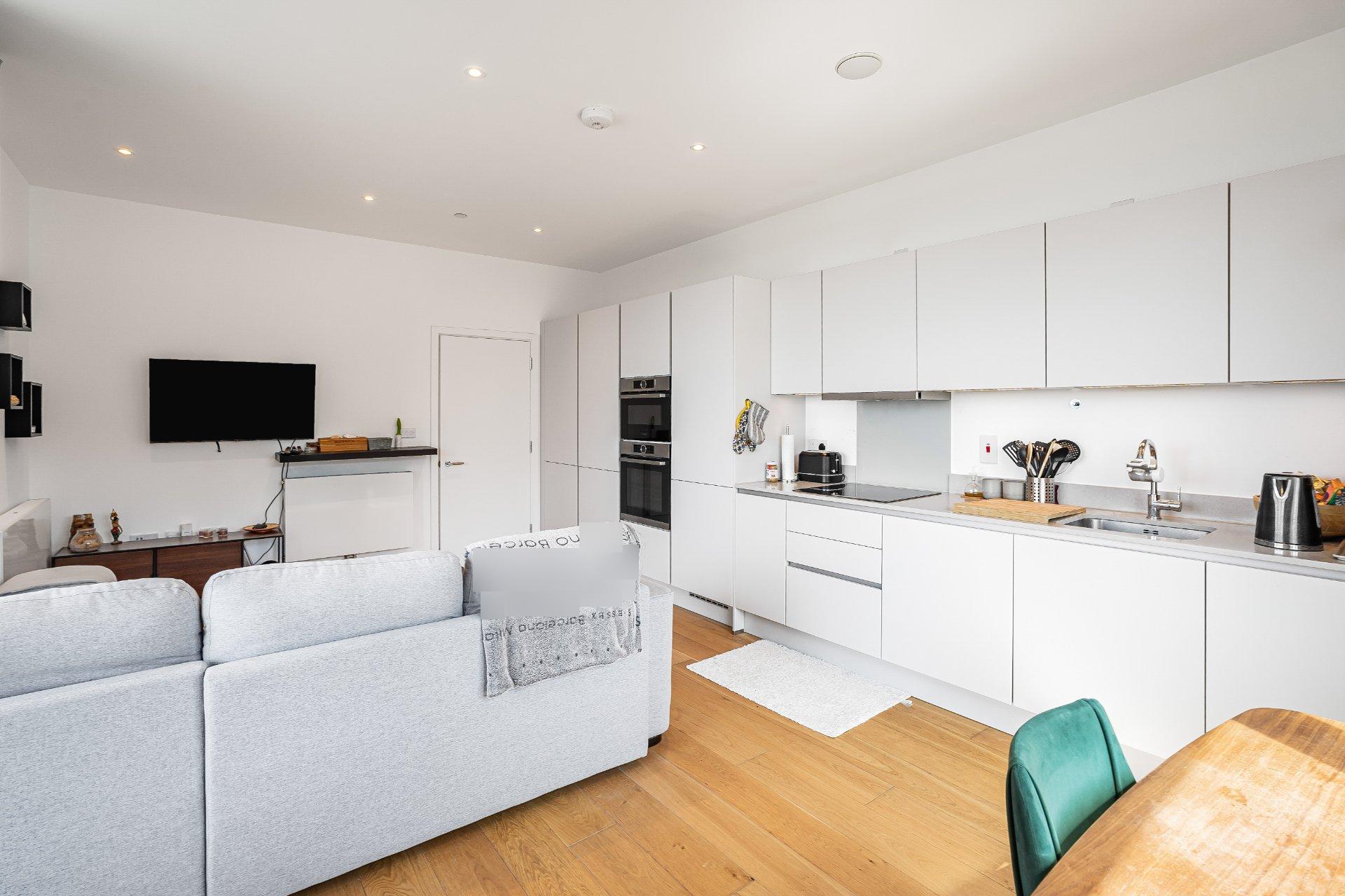 Flat Trathen Square in Greater London