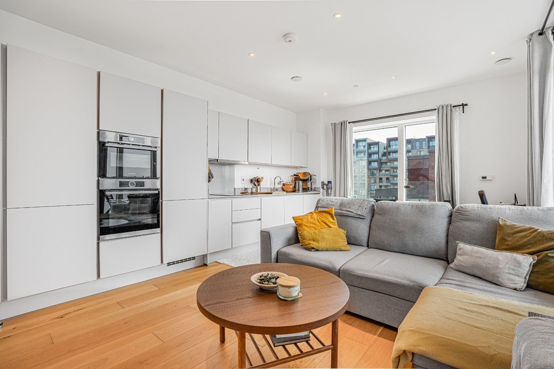 Flat Trathen Square in Greater London
