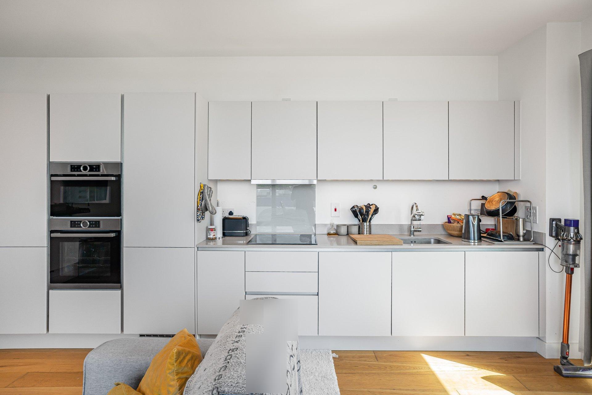 Flat Trathen Square in Greater London