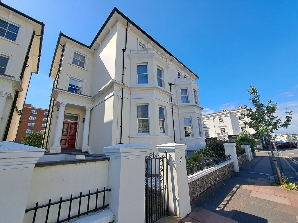 Flat Chiswick Place in Eastbourne