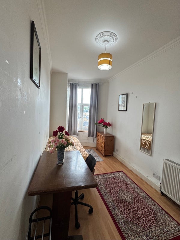 Room Mountgrove Road in Greater London