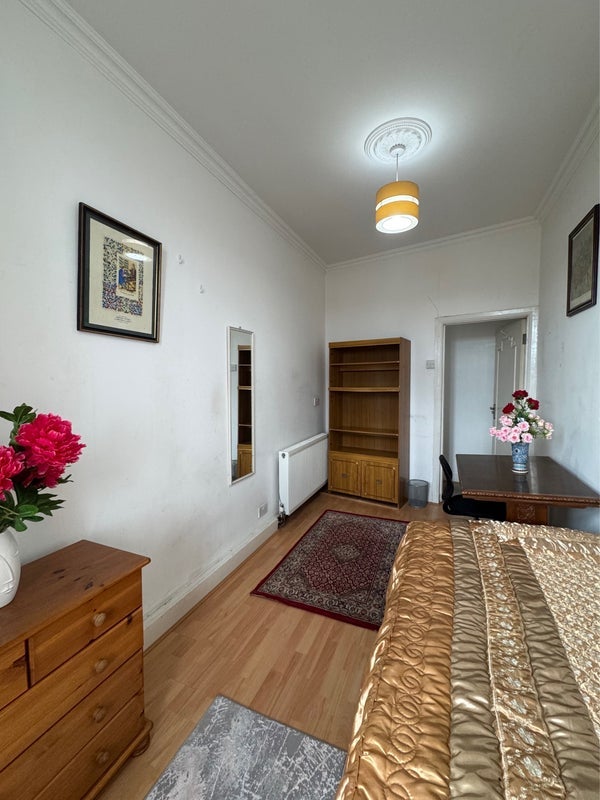 Room Mountgrove Road in Greater London