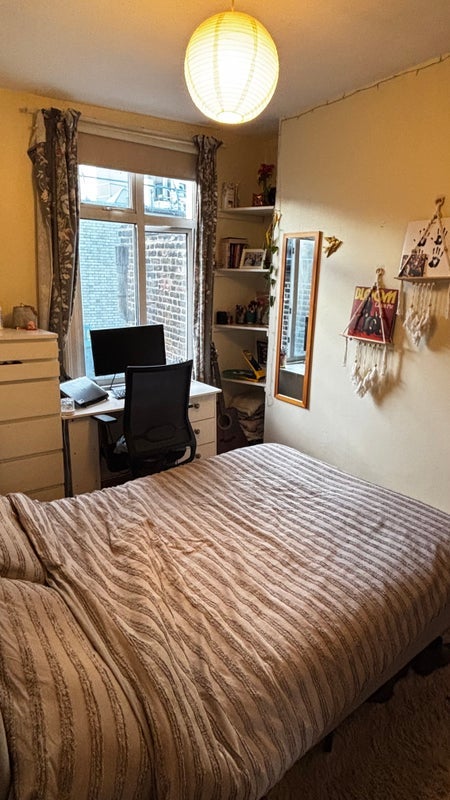 Room Junction Road in Greater London