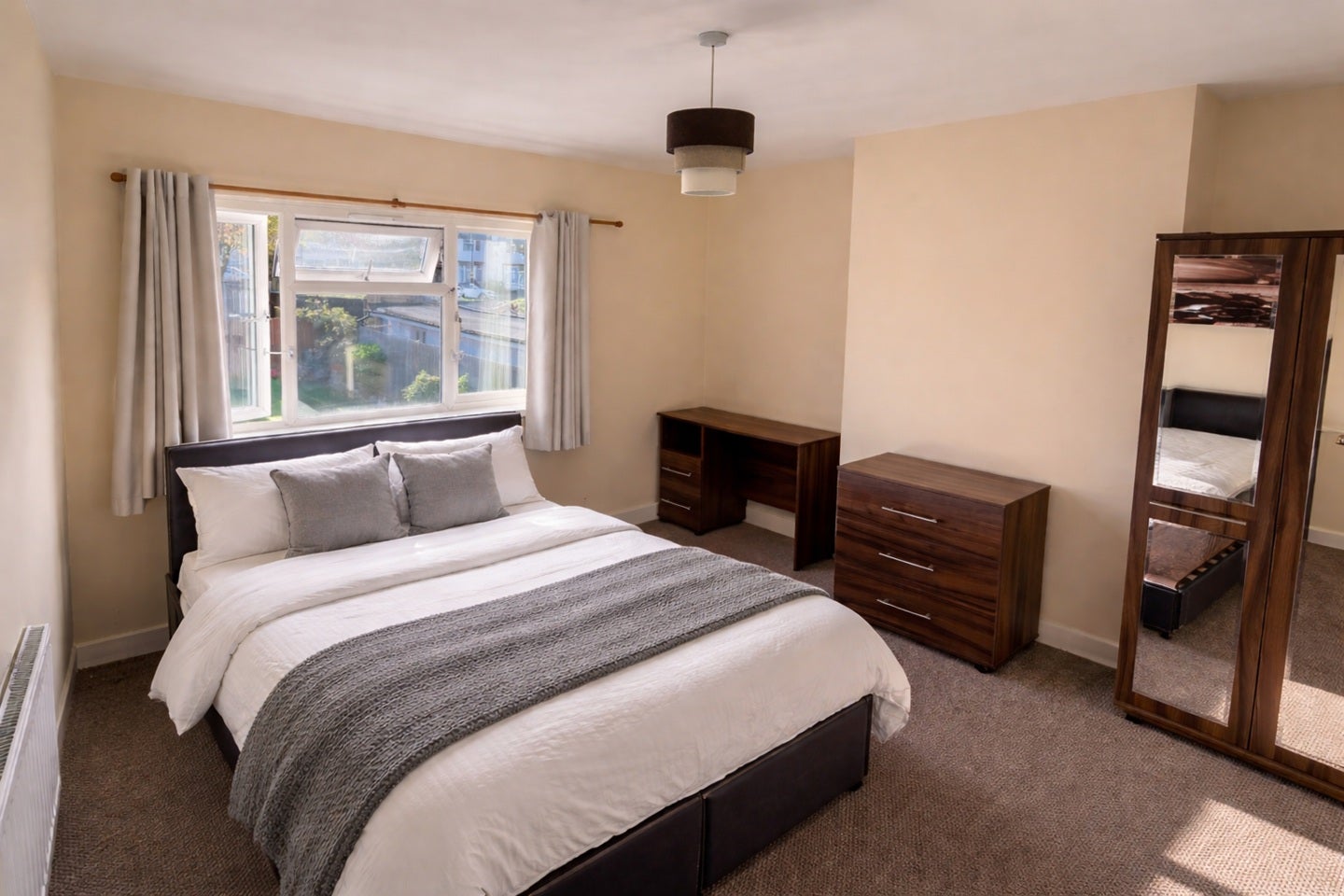 Room Warwick Road in Birmingham